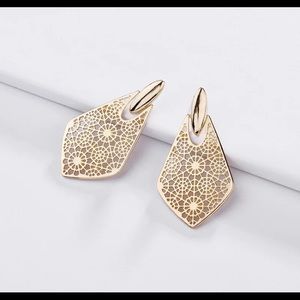 NEW 🌺 Gold Flower Filigree stud drop earring